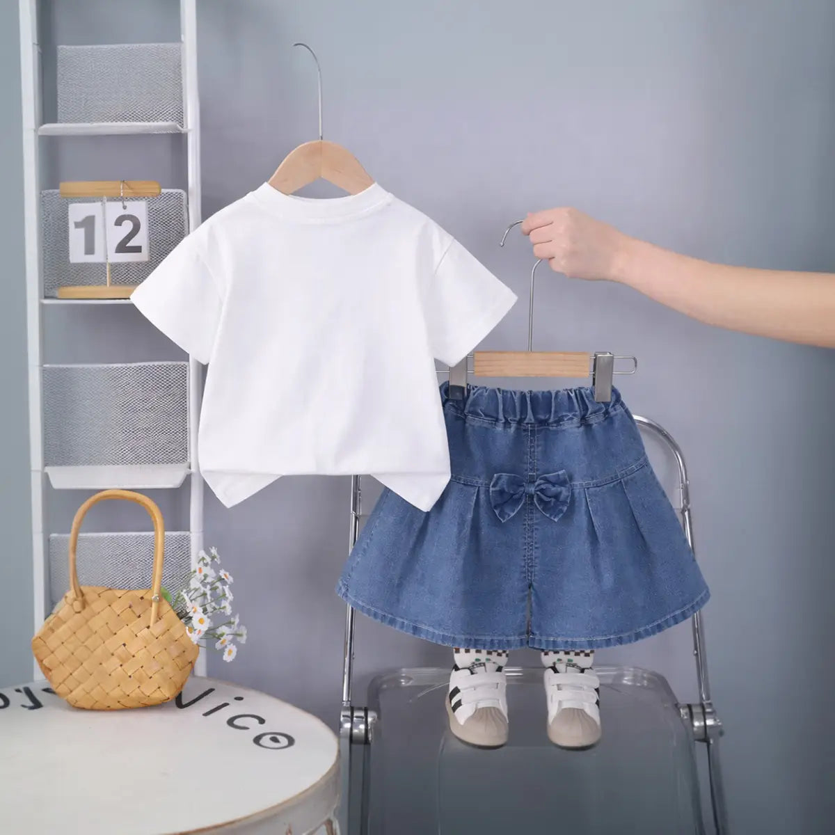 Girls White Flower Embellished T-Shirt With Denim Shorts Sets Sets