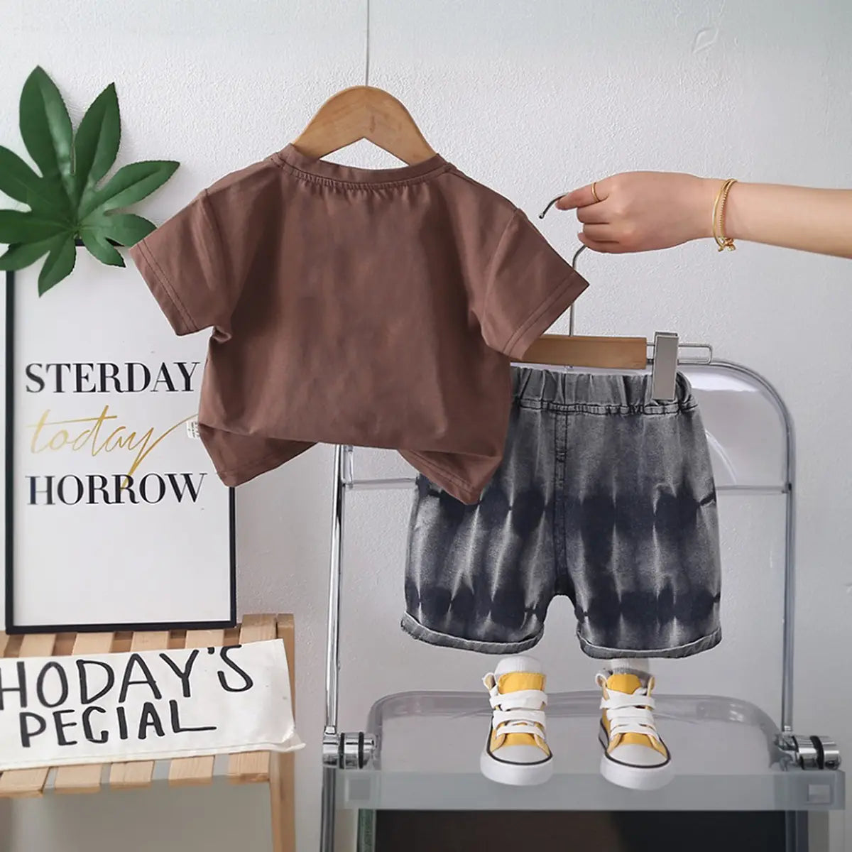 Boys Brown Typographic Printed T-Shirt With Denim Shorts Sets Sets
