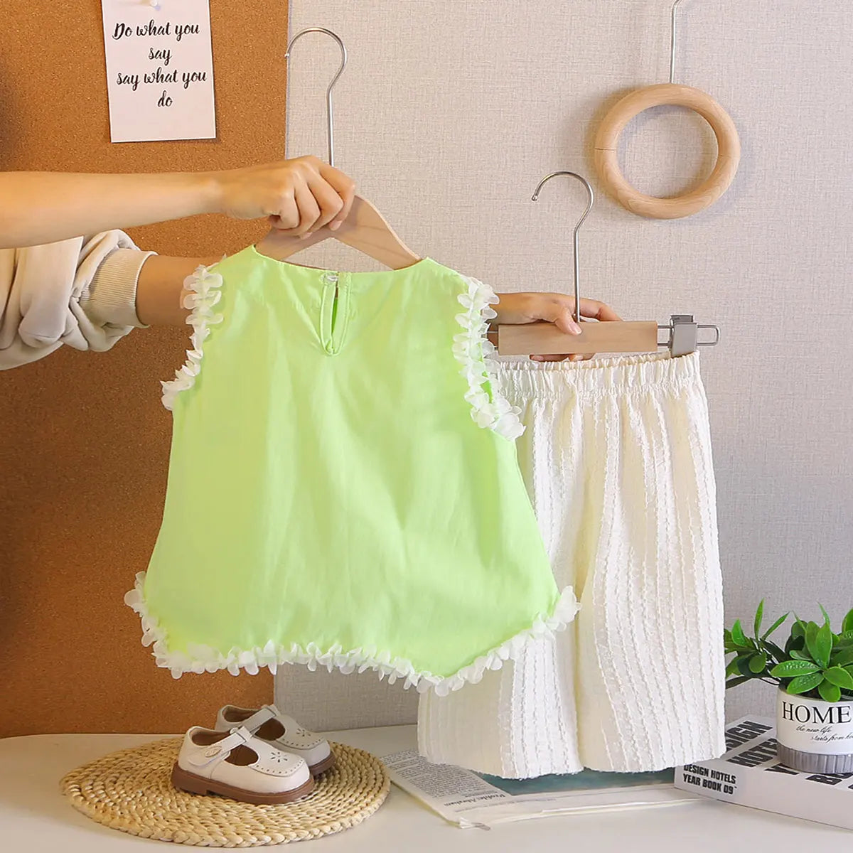 Girls Green SLeeveless Top With Textured Pants Sets Sets