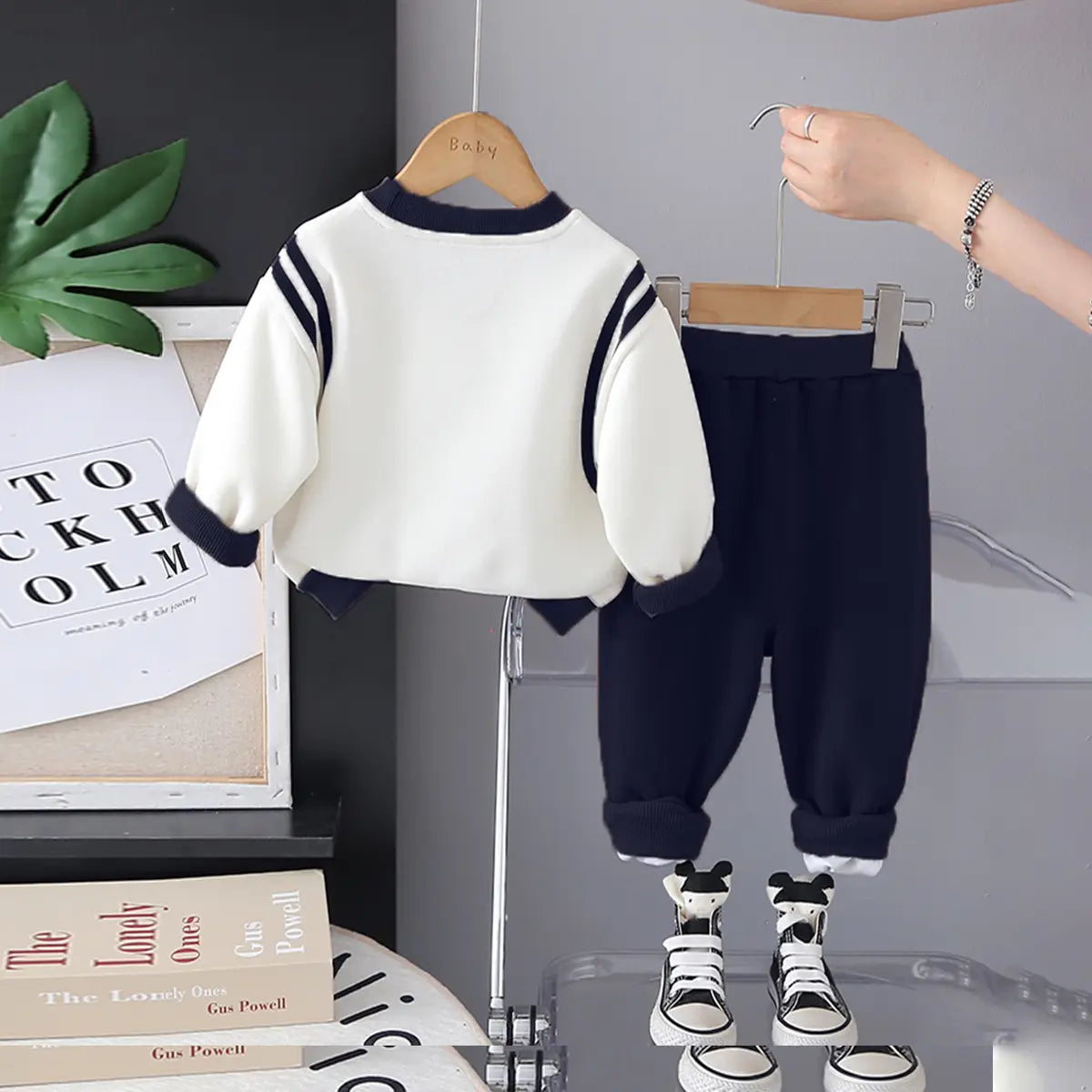 Boys Navy Blue Graphics Printed Sweatshirt With Jogger Sets Sets