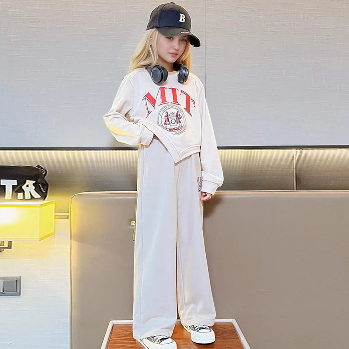 Girls Off White Typographic Printed Sweatshirt With Asymmetrical Hemline & Pant Sets Sets