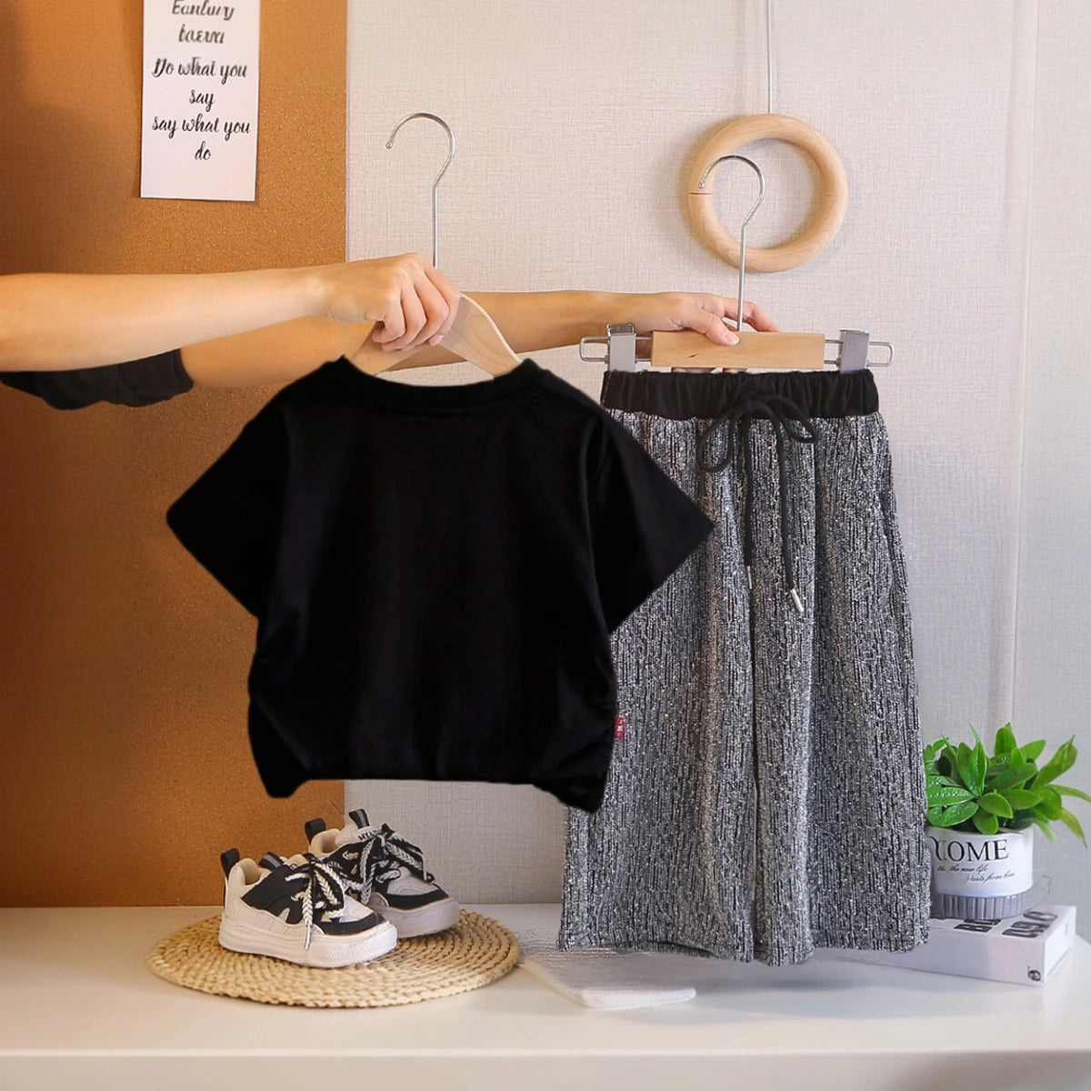 Girls Black Frayed-Denim Star Applique T-Shirt With Wide-Leg Textured Pant Sets Sets