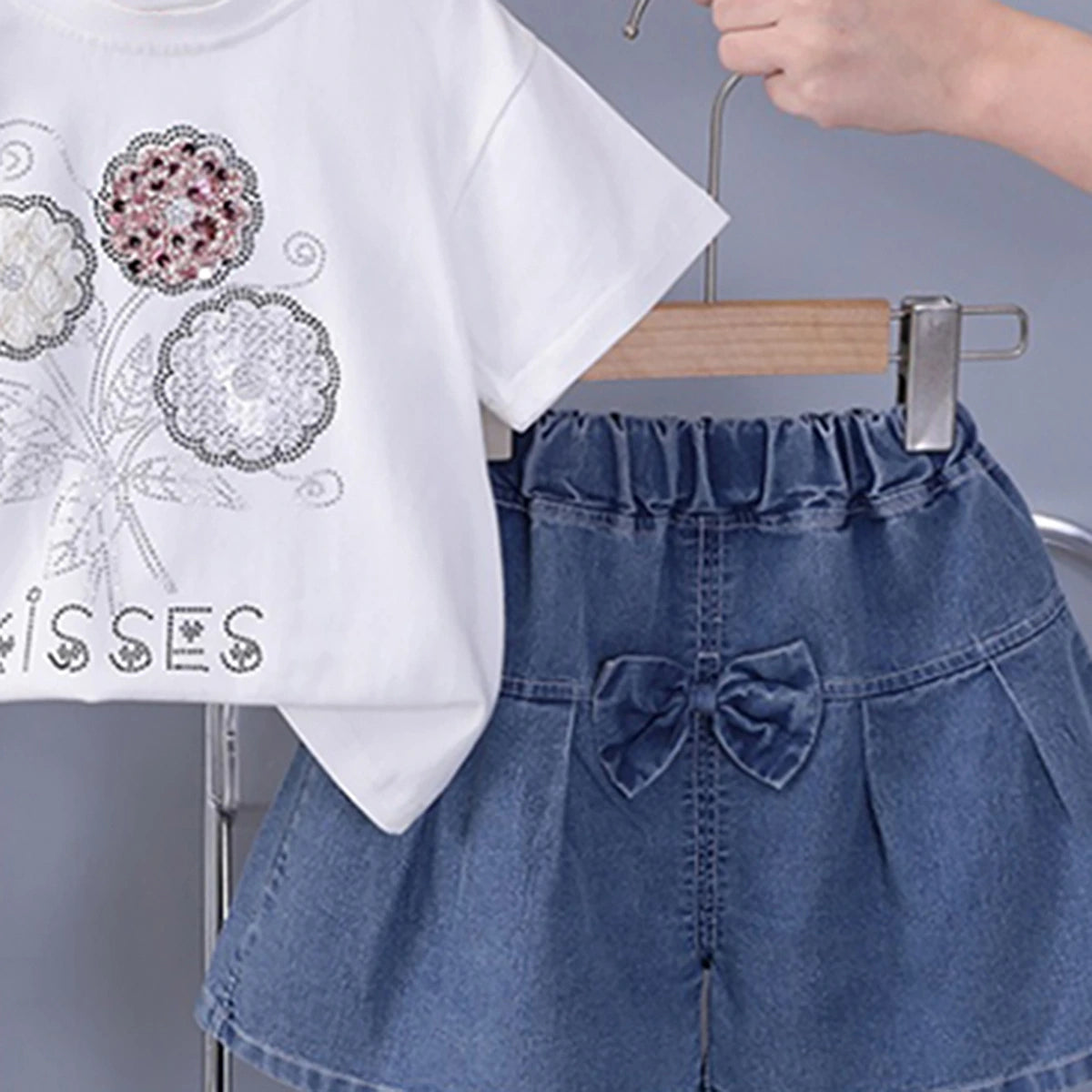 Girls White Floral Embellished T-Shirt With Pleated Denim Shorts Set Sets