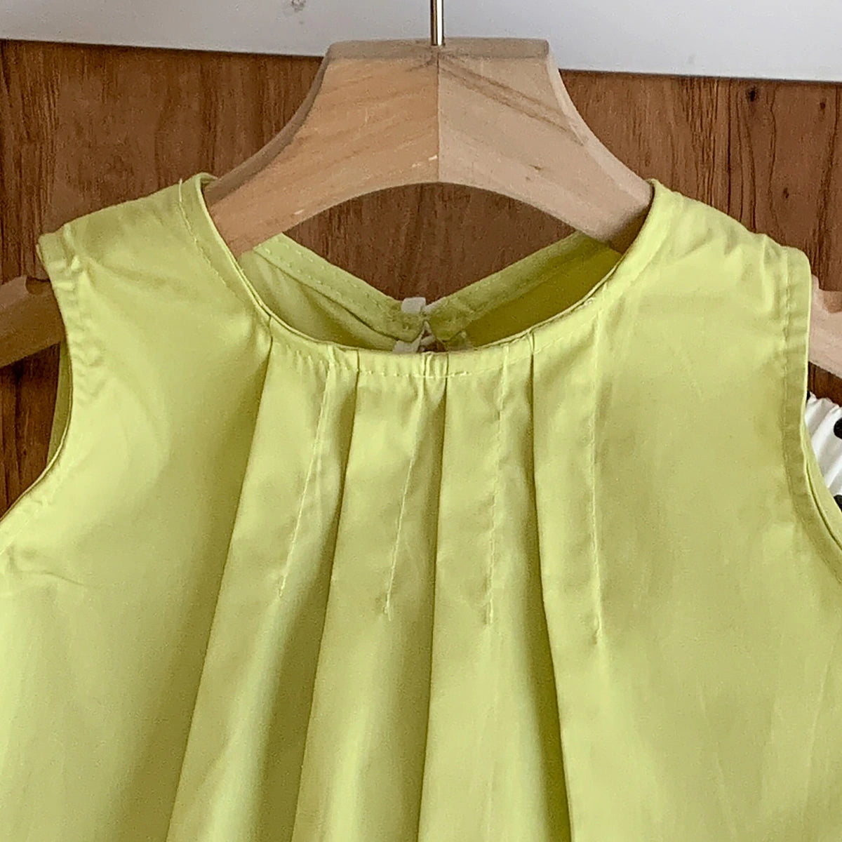 Girls Green Sleeveless Pleated Top With Polka Dot Print Pants Set Sets