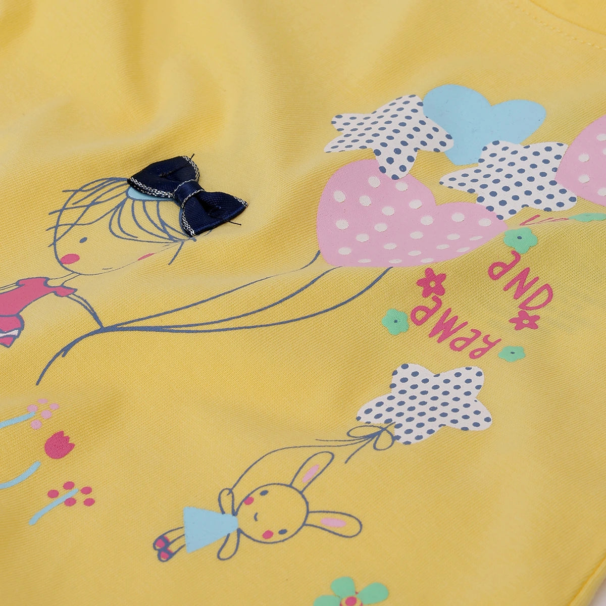 Girls Yellow Heart Graphic Puff Sleeve Top With Floral Shorts Sets Sets