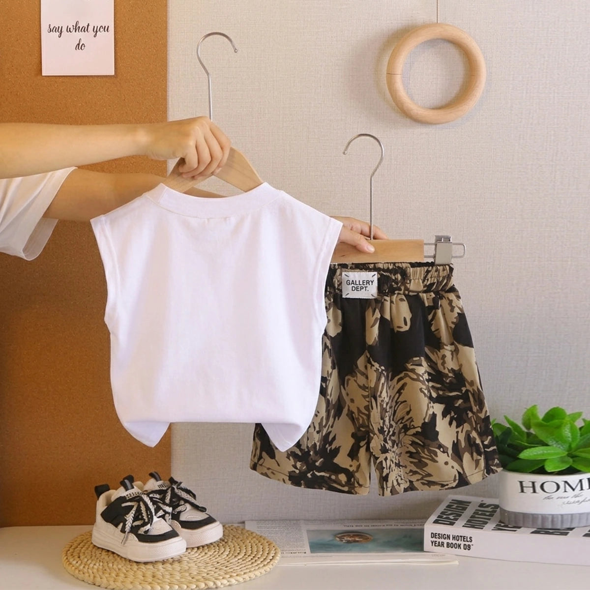 Girls White Floral Applique T-Shirt With Elasticated Printed Shorts Sets 2 pc. Sets
