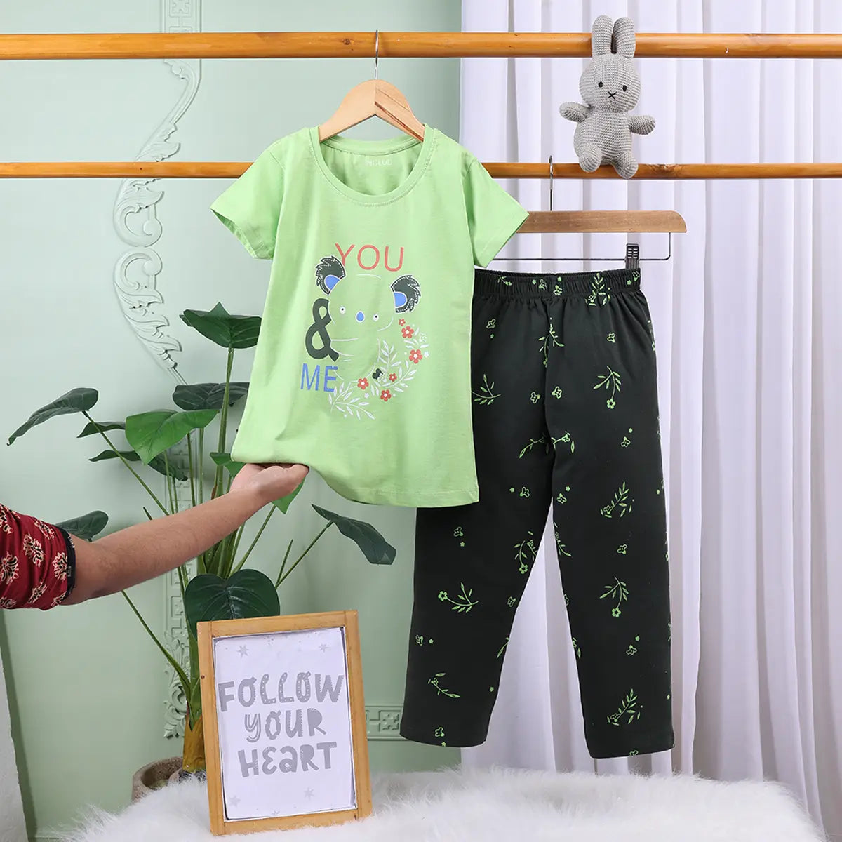 Girls Green Graphic Printed Short Sleeve T-shirts With Elasticated Legging Sets Sets Green 2-3 Y