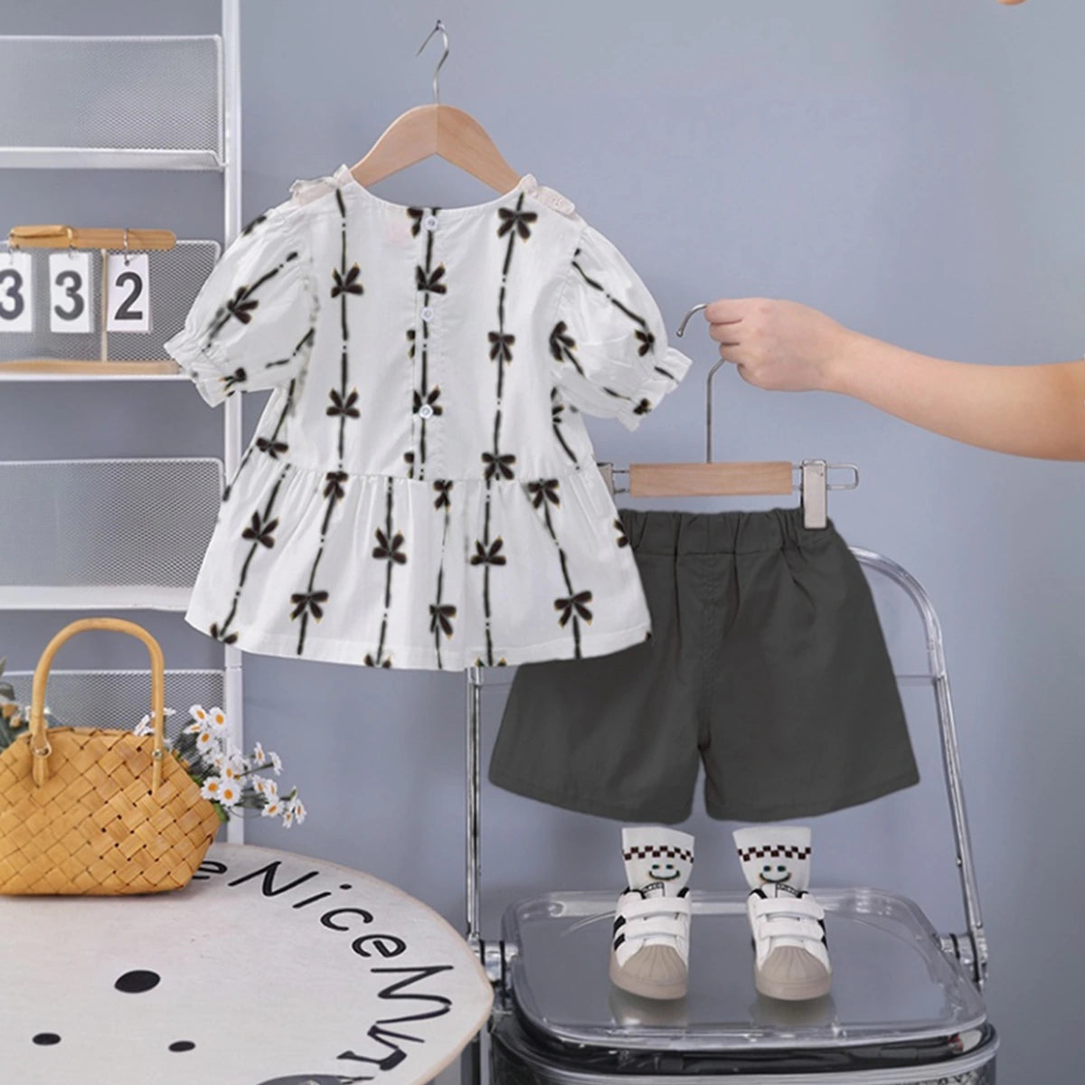 Girls Black Bow Printed Puff Sleeves Top With Shorts Set Sets