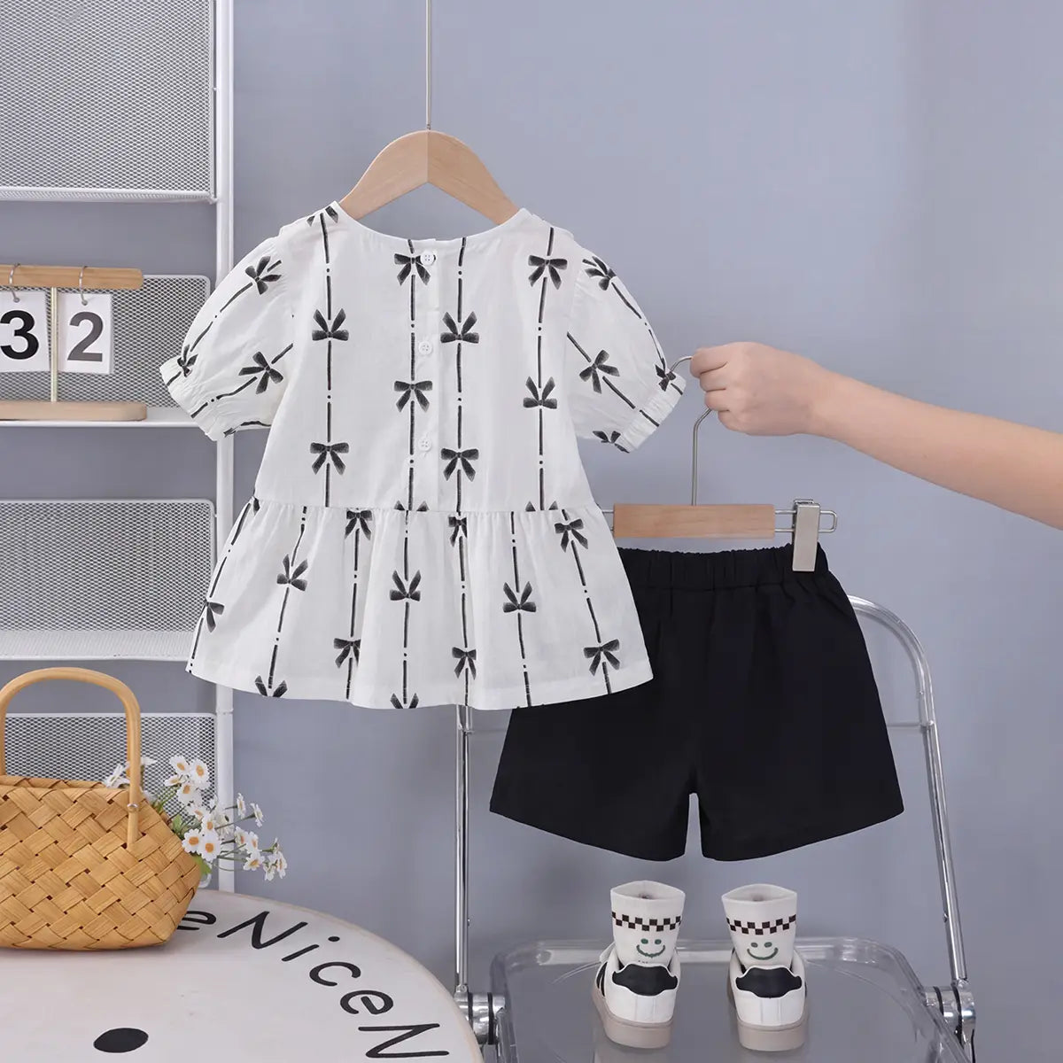 Girls Black Bow Print Puff Sleeve Top With Shorts Sets Sets