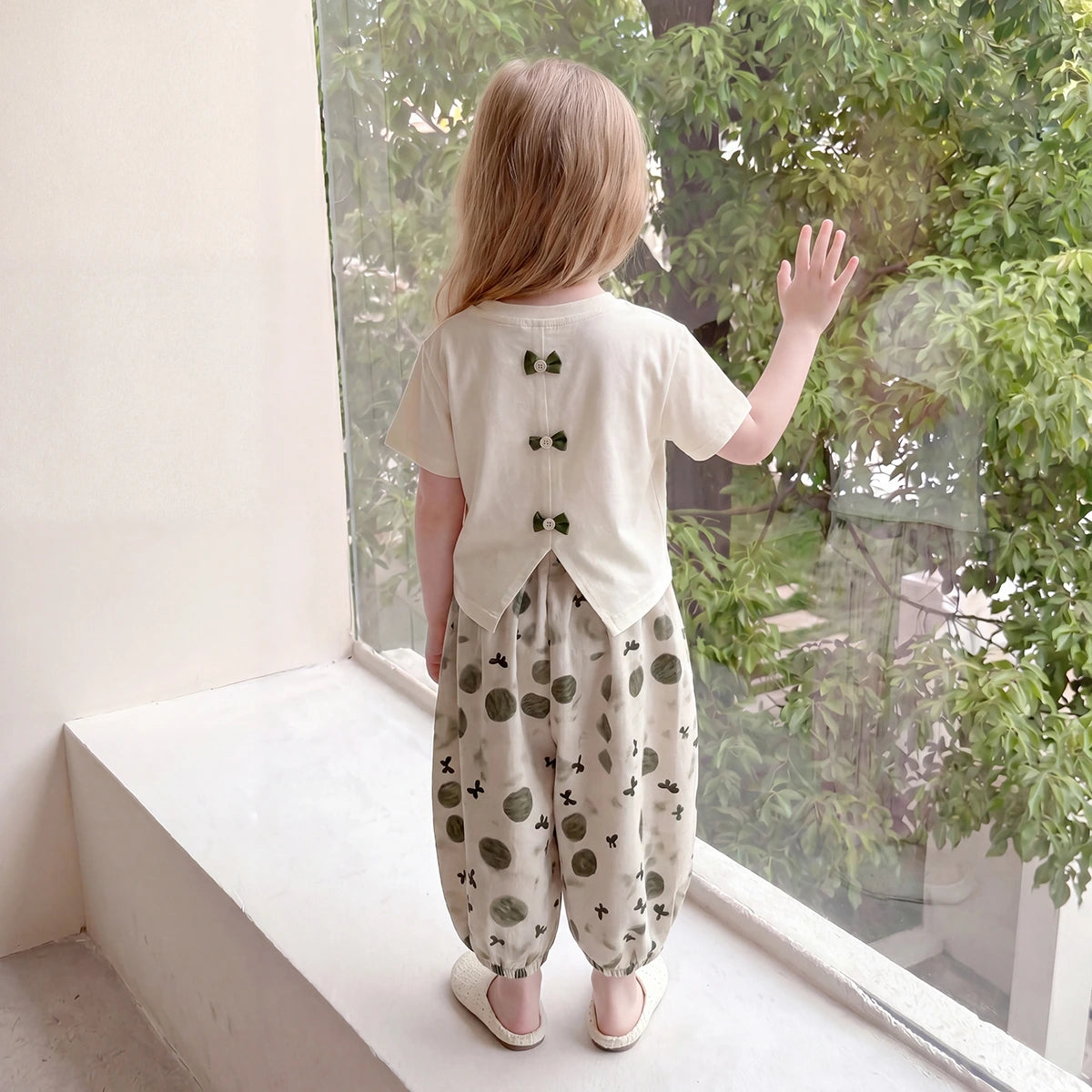 Girls Off White Graphic Print Top With Balloon Pants Sets Sets