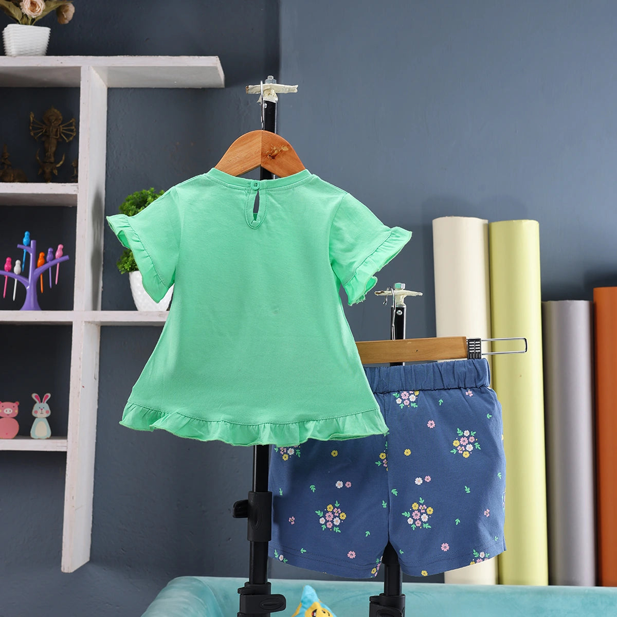 Girls Green Heart Graphic Puff Sleeve Top With Floral Shorts Sets Sets