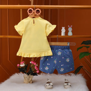 Girls Yellow Heart Graphic Puff Sleeve Top With Floral Shorts Sets Sets