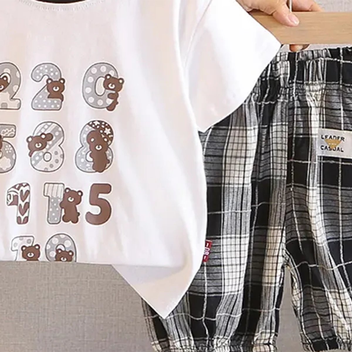 Boys White Numbers Printed T-Shirt With Checked Shorts Sets Sets