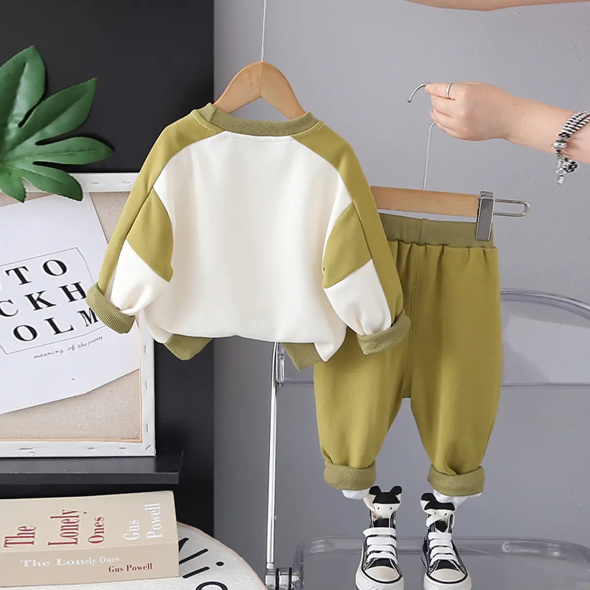 Boys Green Graphics Printed Sweatshirt With Jogger Sets Sets