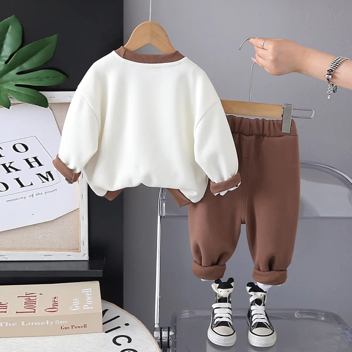 Boys Brown Graphics Printed Sweatshirt With Jogger Sets Sets