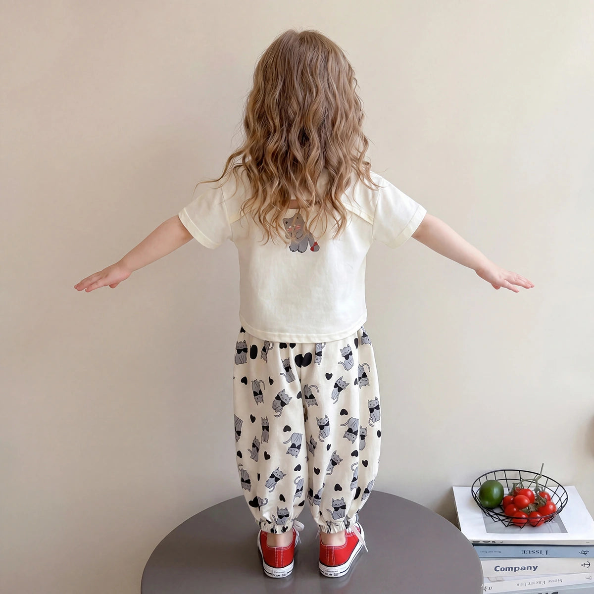 Girls Off White Happy Cat Graphic Top With Balloon Pants Sets Sets