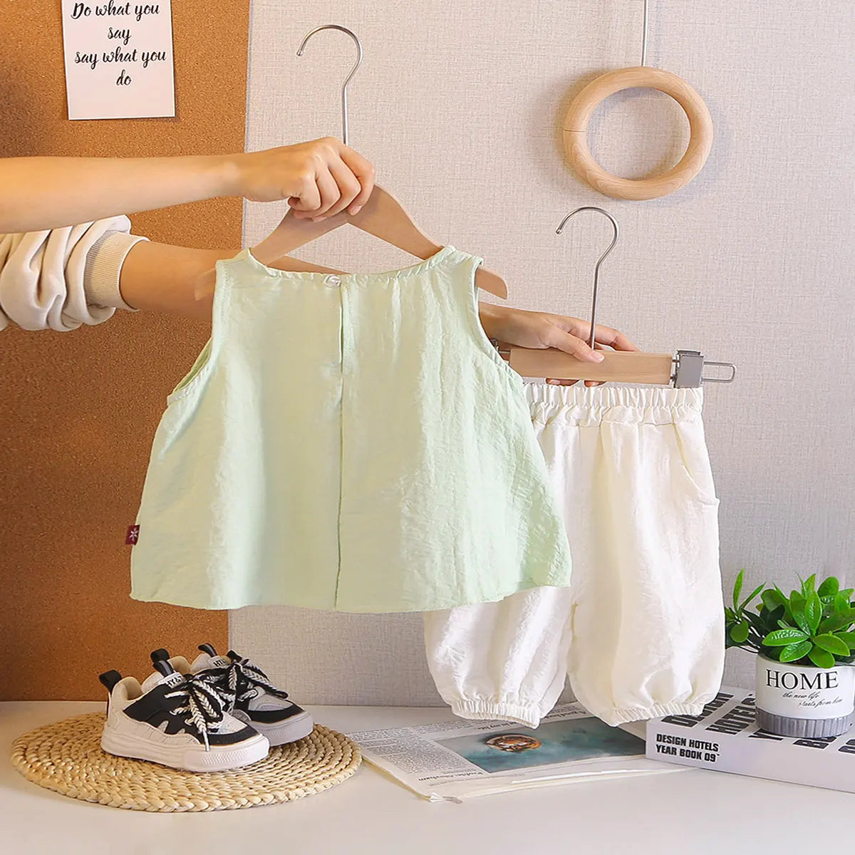 Girls Light Green Sleeveless Top With Pants Sets Sets