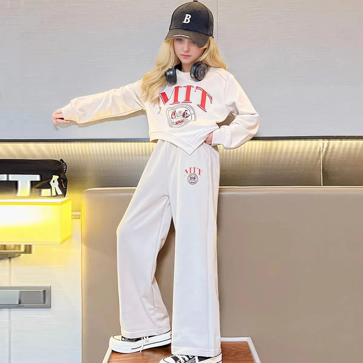 Girls Off White Typographic Printed Sweatshirt With Asymmetrical Hemline & Pant Sets Sets