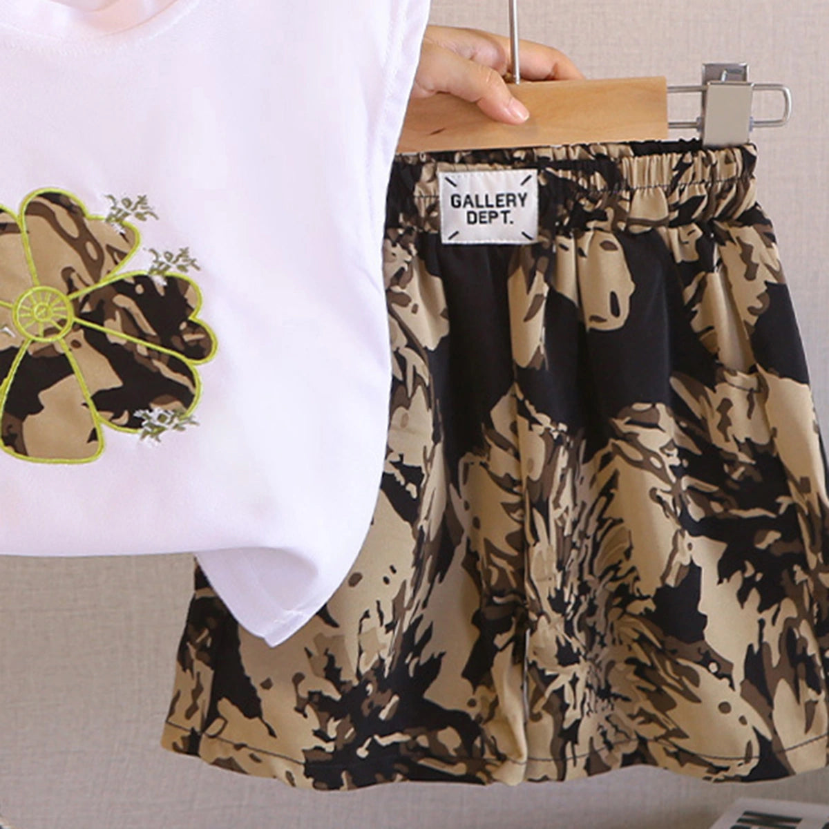 Girls White Floral Applique T-Shirt With Elasticated Printed Shorts Sets 2 pc. Sets