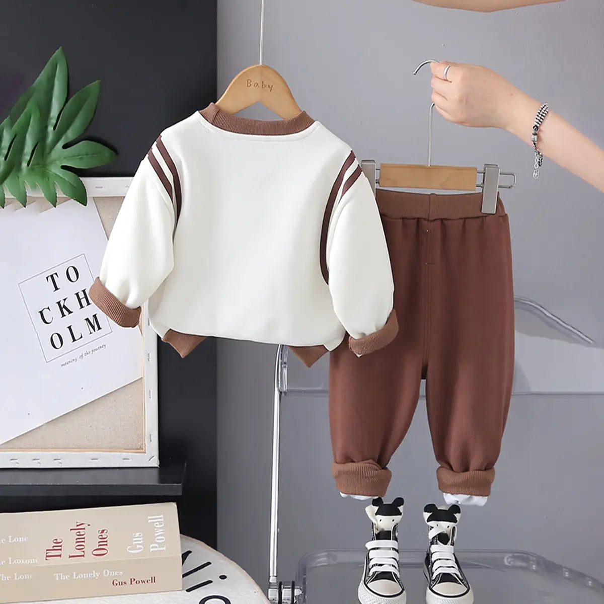 Boys Brown Graphics Printed Sweatshirt With Jogger Sets Sets