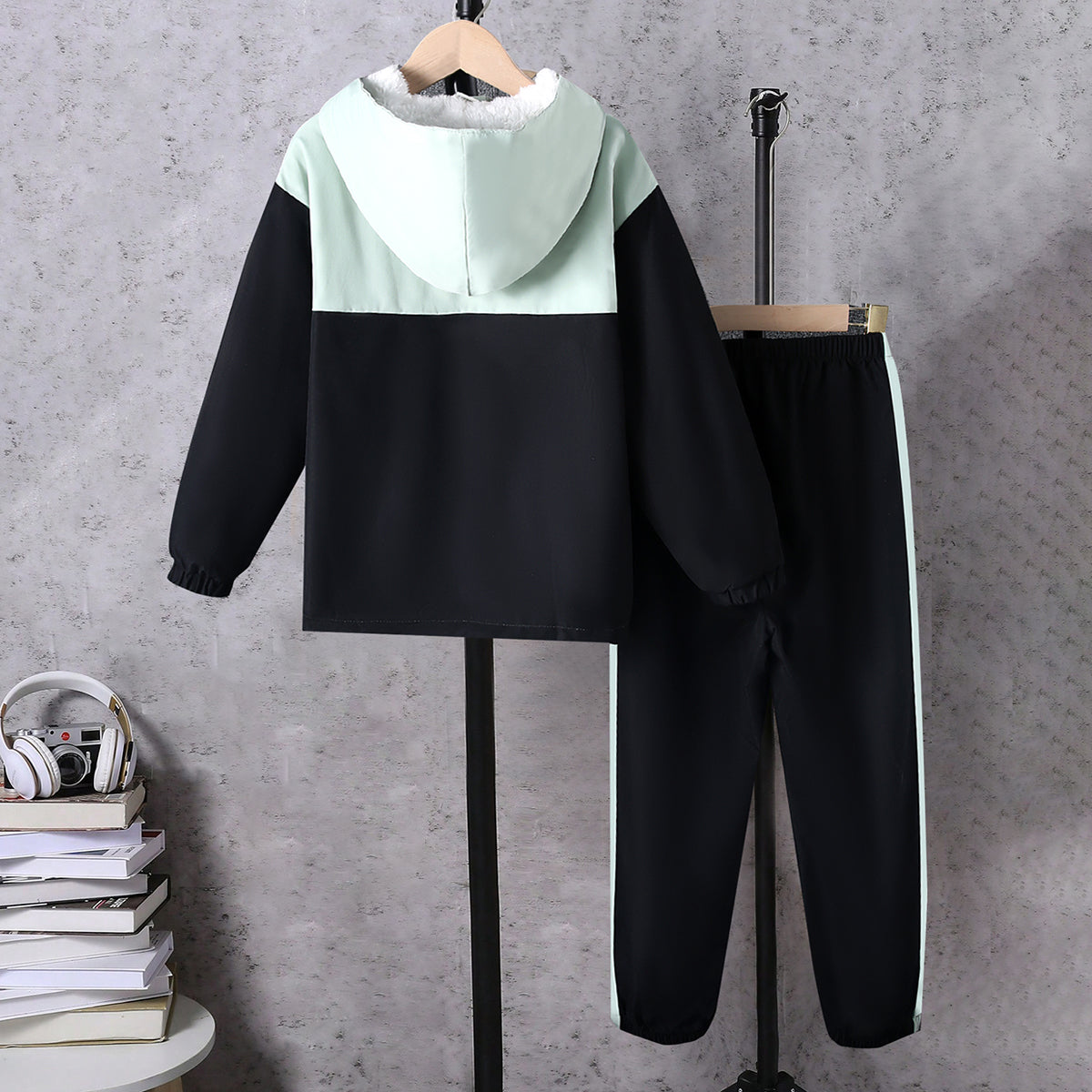 Boys Black Color-blocked Half Zipper Sweatshirt With Fur Lining & Pants Sets 2 pc. Sets