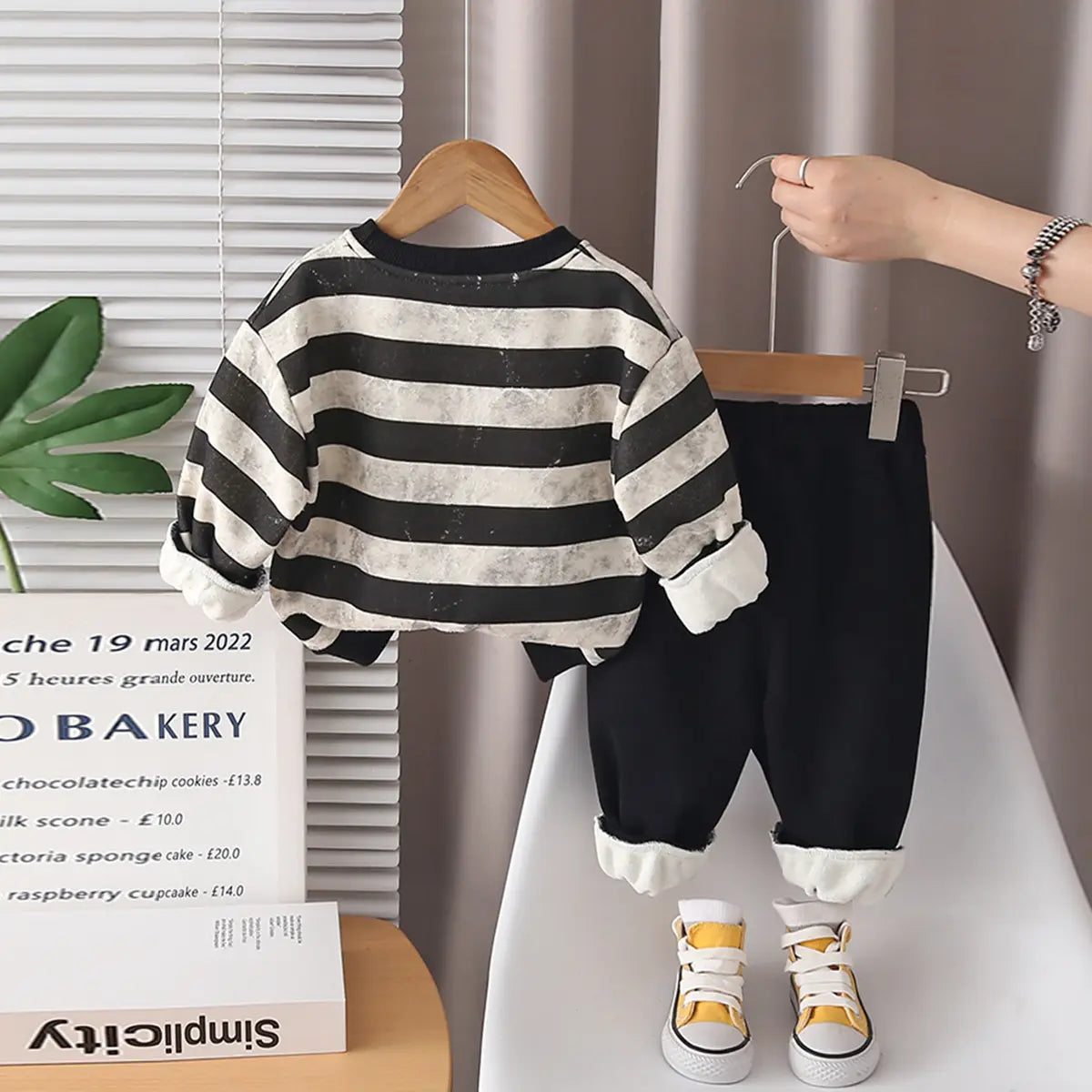 Boys Off White Stripes Graphic Printed Sweatshirt With Jogger Sets Sets