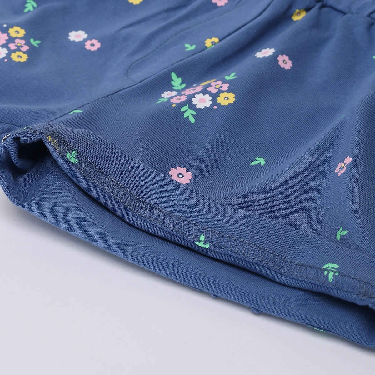 Girls Yellow Heart Graphic Puff Sleeve Top With Floral Shorts Sets Sets