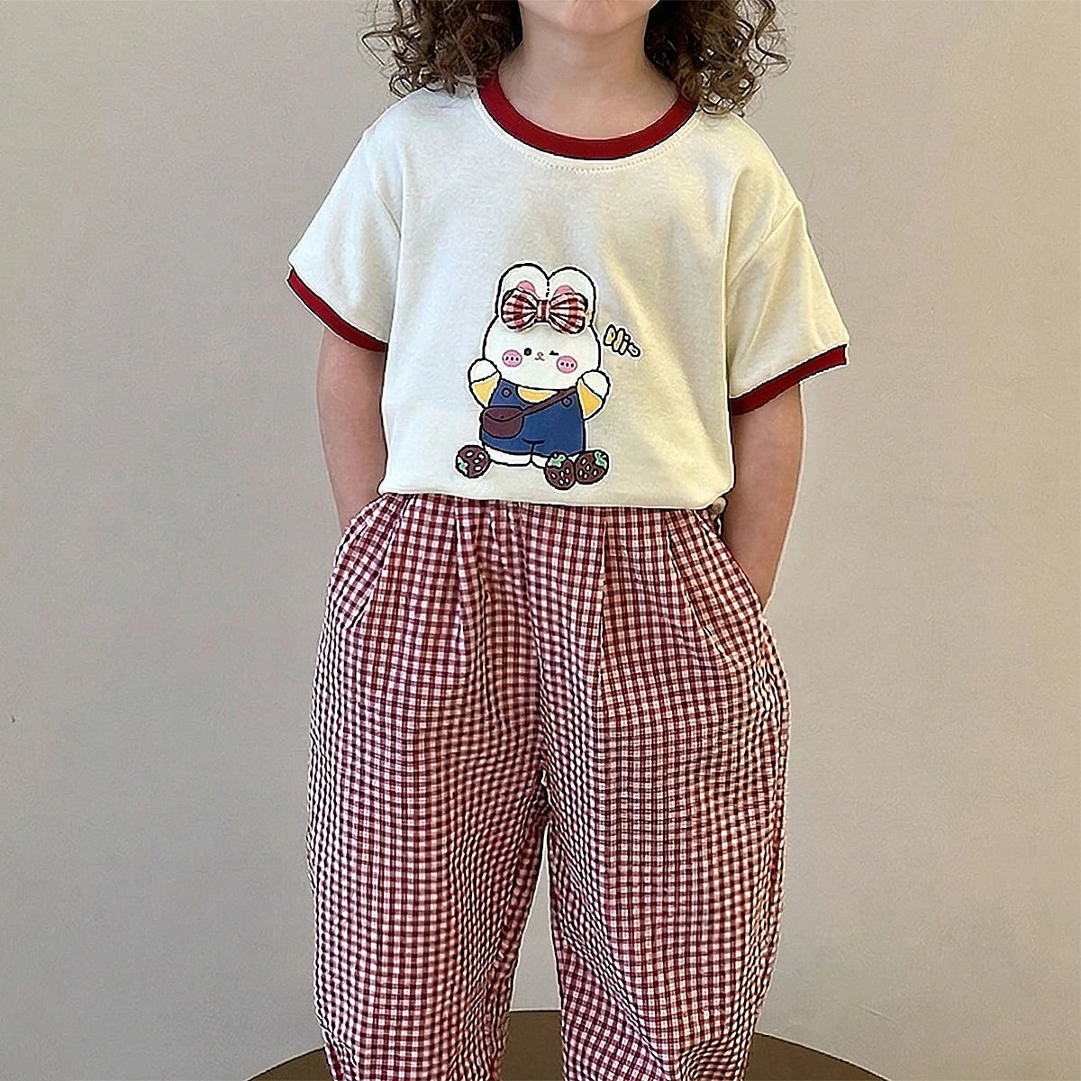 Girls Cream Graphics Short Sleeve T-shirts With Red Checked Pants Sets Sets