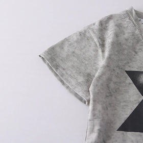 Boys Light Grey Geometric Print Round Neck T-Shirt With Shorts Sets Sets