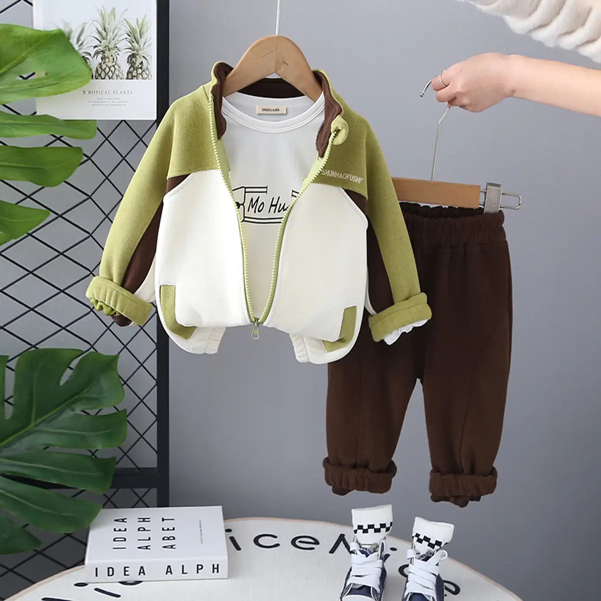 Boys Green Colorblocked Front Open Jacket With Printed T-Shirt & Jogger Sets Sets Green 1-2 Y